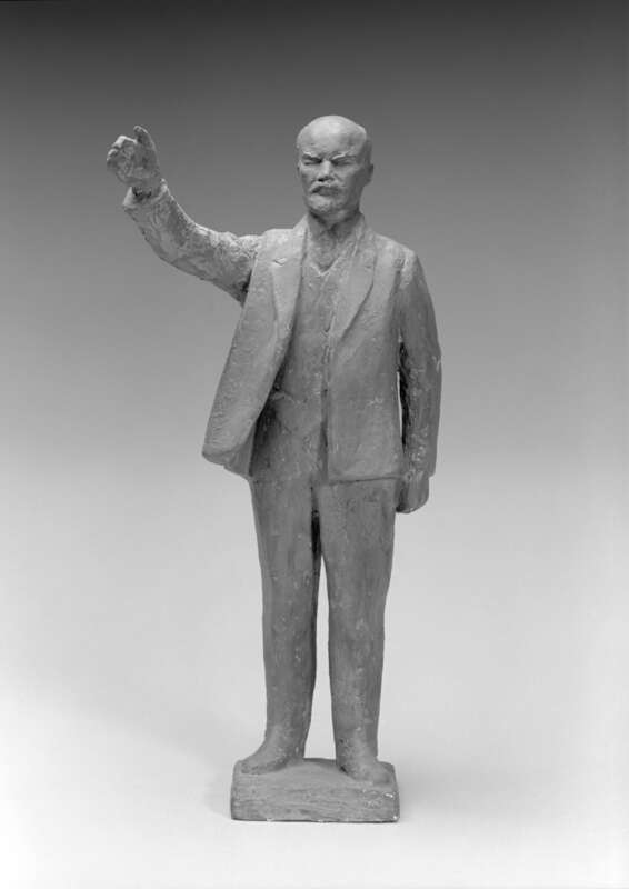 Lenin, stehend mit erhobenem rechten Arm 