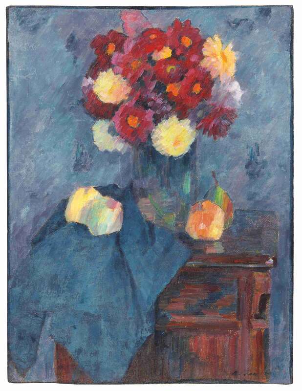 Vase mit Dahlien auf einer Kommode