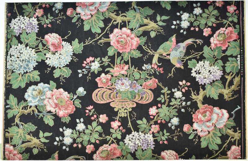 Wallpaper with floral pattern and birds